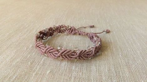 Bratara macrame cu margele de sticla.