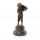 Baietel cu tigara-statueta din bronz 