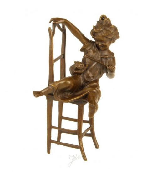 Fetita cu pisica-statueta din bronz
