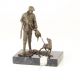 Vanator cu cainele-statueta din bronz 