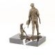 Vanator cu cainele-statueta din bronz 