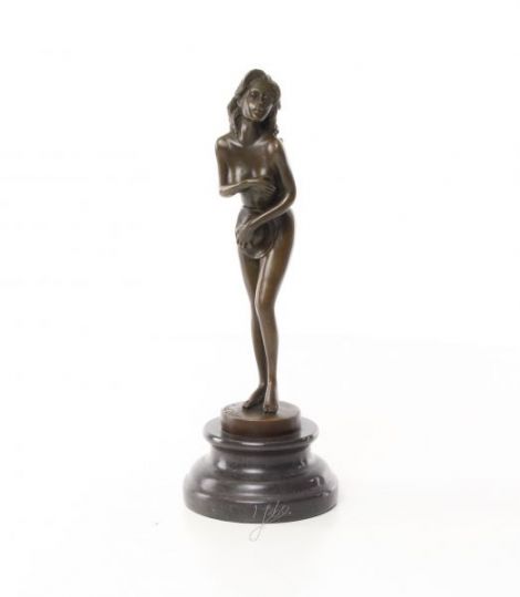 Nud-statueta din bronz pe un soclu din marmura
