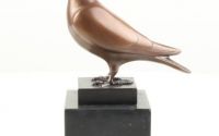 Porumbel-statueta din bronz pe un soclu 