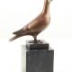 Porumbel-statueta din bronz pe un soclu 