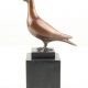 Porumbel-statueta din bronz pe un soclu 