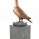 Porumbel-statueta din bronz pe un soclu 