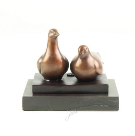 Pereche de porumbei-statueta din bronz pe un soclu