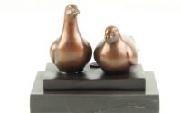 Pereche de porumbei-statueta din bronz pe un soclu