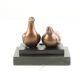 Pereche de porumbei-statueta din bronz pe un soclu
