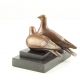 Pereche de porumbei-statueta din bronz pe un soclu