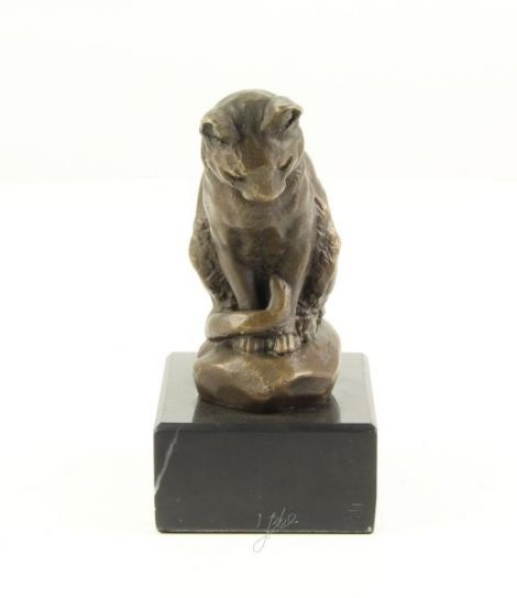 Pisicuta sezand-statueta din bronz pe un soclu 