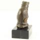 Pisicuta sezand-statueta din bronz pe un soclu 