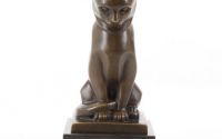 Pisicuta sezand-statueta din bronz pe un soclu