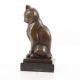 Pisicuta sezand-statueta din bronz pe un soclu
