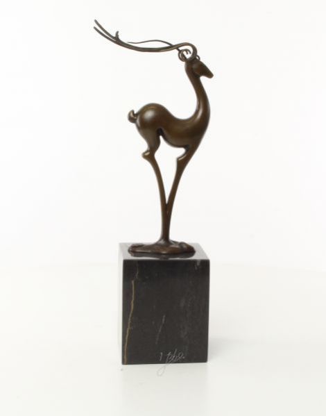 Antilopa-statueta din bronz pe un soclu