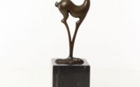 Antilopa-statueta din bronz pe un soclu 