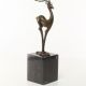 Antilopa-statueta din bronz pe un soclu 
