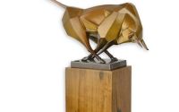 Taur-statueta din bronz pe un soclu din lemn masiv