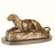 Leoaica sezand-statueta din bronz pe un soclu 