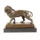 Leu-statueta din bronz pe un soclu din marmura