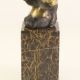 Panda-statueta din bronz pe un soclu din marmura