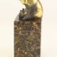 Panda-statueta din bronz pe un soclu din marmura