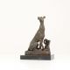 Ogar sezand-statueta din bronz pe un soclu 