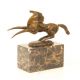 Cal- statueta din bronz pe un soclu din marmura