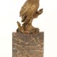 Bufnita cu urechi lungi-statueta din bronz pe un s