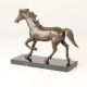 Cal-statueta din bronz pe un soclu din marmura