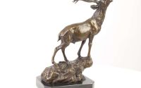 Cerb-statueta din bronz pe un soclu din marmura