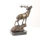 Cerb-statueta din bronz pe un soclu din marmura