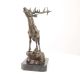 Cerb-statueta din bronz pe un soclu din marmura