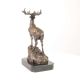 Cerb-statueta din bronz pe un soclu din marmura