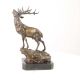 Cerb-statueta din bronz pe un soclu din marmura