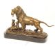 Leoaica cu puii-statueta din bronz pe un soclu din