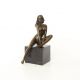 Femeie sezand-statueta din bronz 