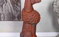 Statueta din rasini cu un pudel maro