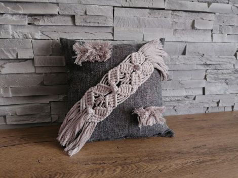Perna decorata cu fir macrame