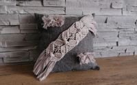 Perna decorata cu fir macrame