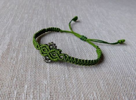 Bratara verde cu margele de nisip.