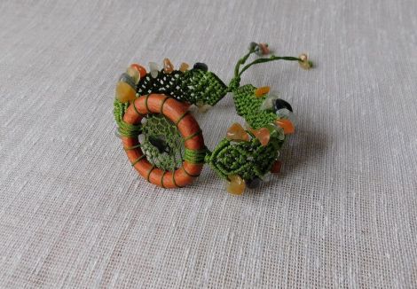 Bratara verde cu chipsuri agate si cerc din lemn.