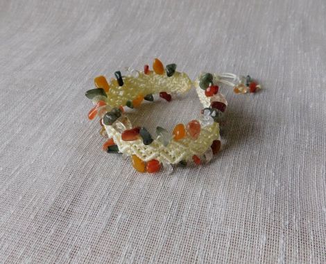 Bratara beige cu chipsuri agate multicolore.
