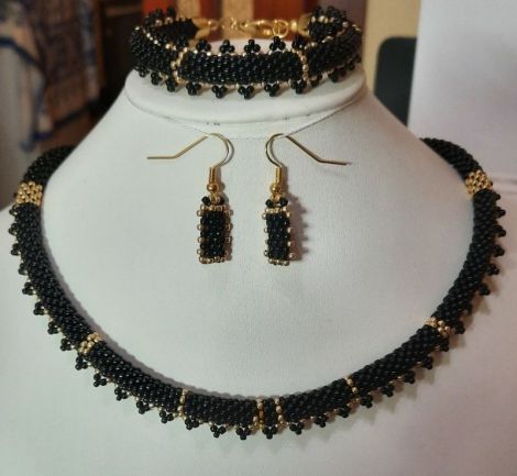 Set crosetat negru si auriu