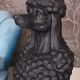 Statueta din rasini cu un pudel negru 