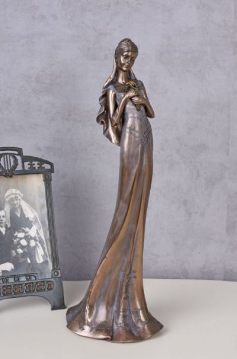 Statueta cu o mireasa cu voal 