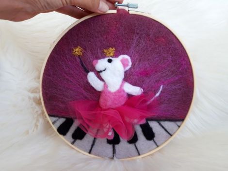 Soricica balerina tablou din lana