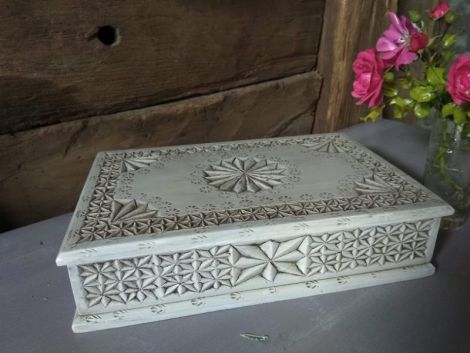 Caseta din lemn sculptata