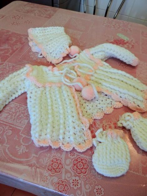 set tricotat pentru bebe roz alb 