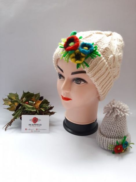 Caciula decorata cu flori impaslite 